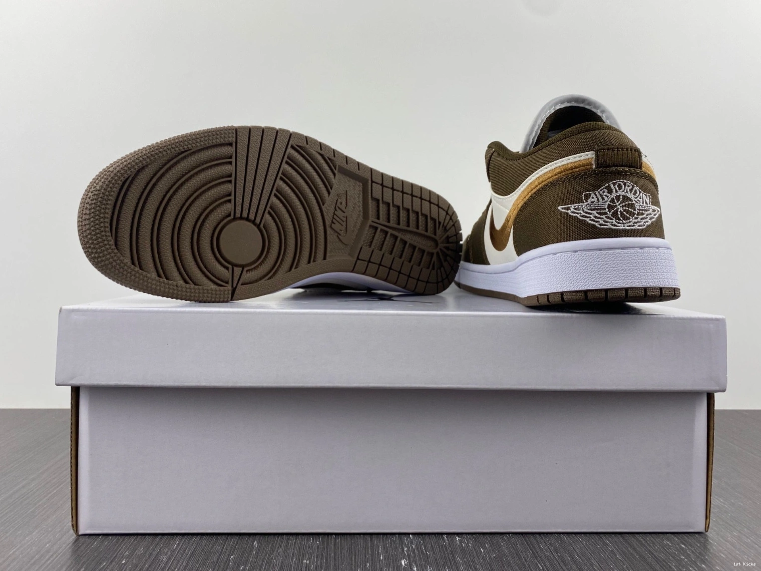 DV0426-301 SE 1 - Light (W) Jordan Olive Low 0328